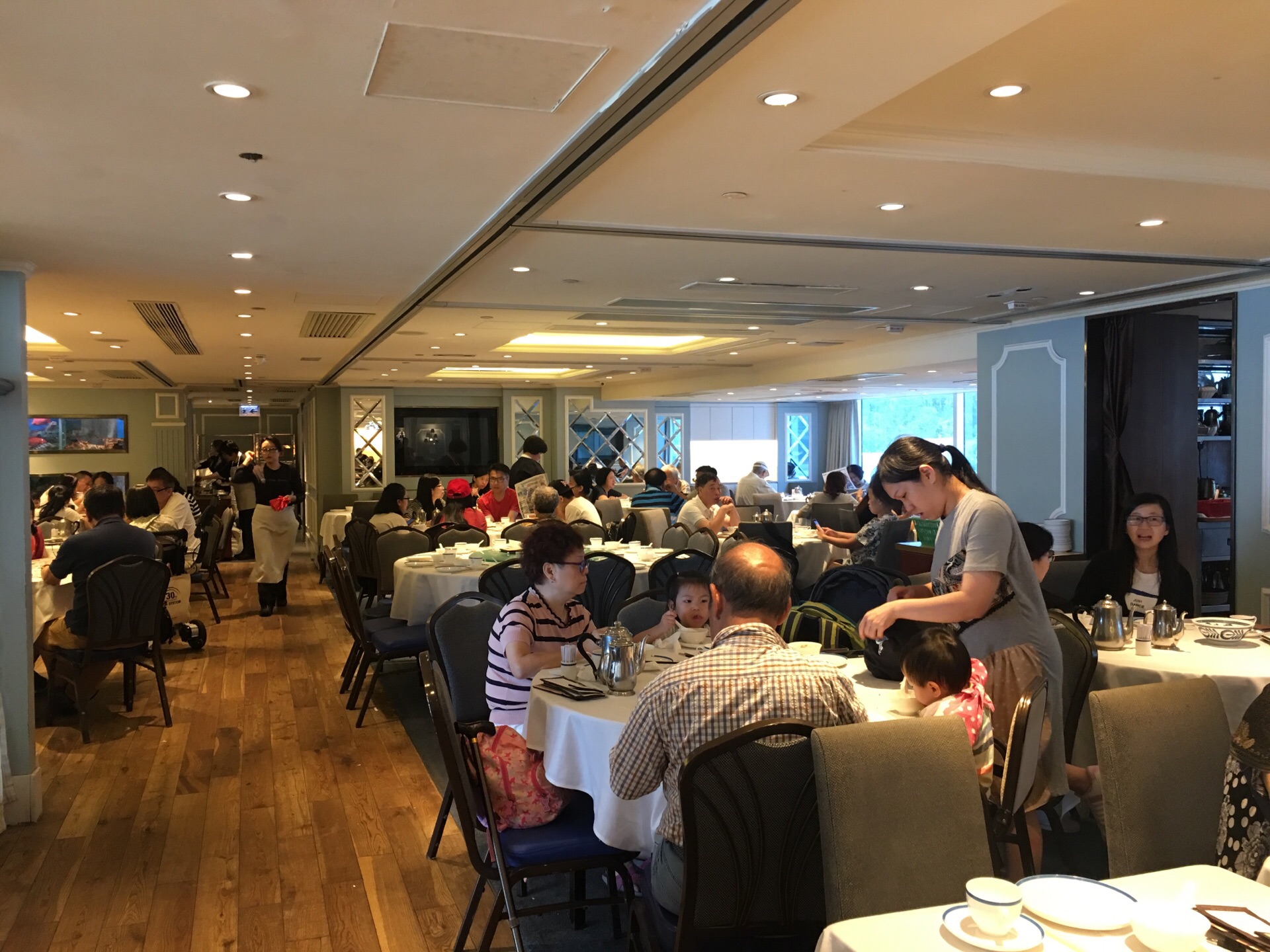 久,店内就快坐满人,很少饮茶,也不太会点菜,但是