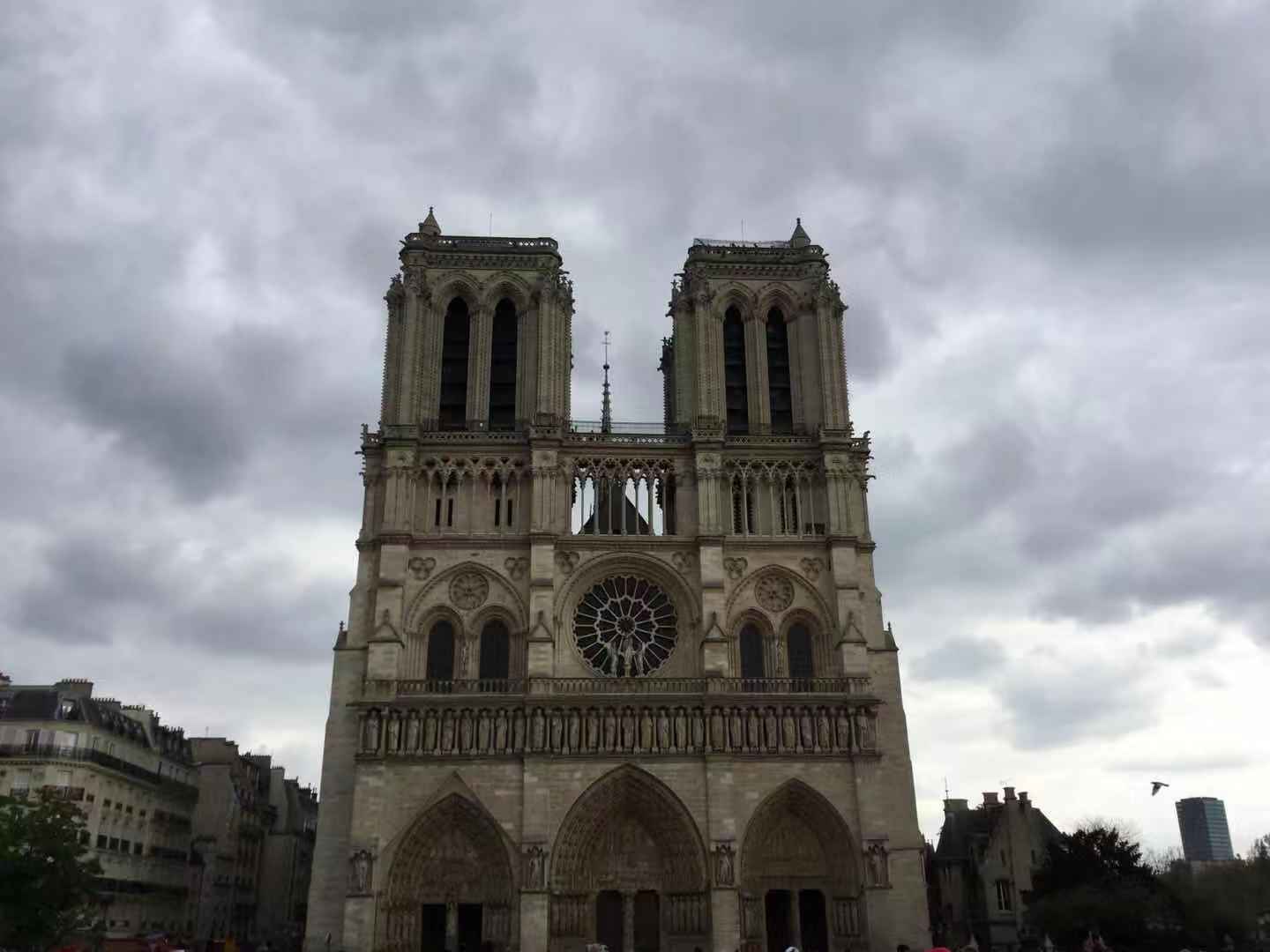 【携程攻略】巴黎巴黎圣母院景点,久负盛名的巴黎圣母院大教堂矗立在塞纳河畔，位于法国巴黎市中心的西…