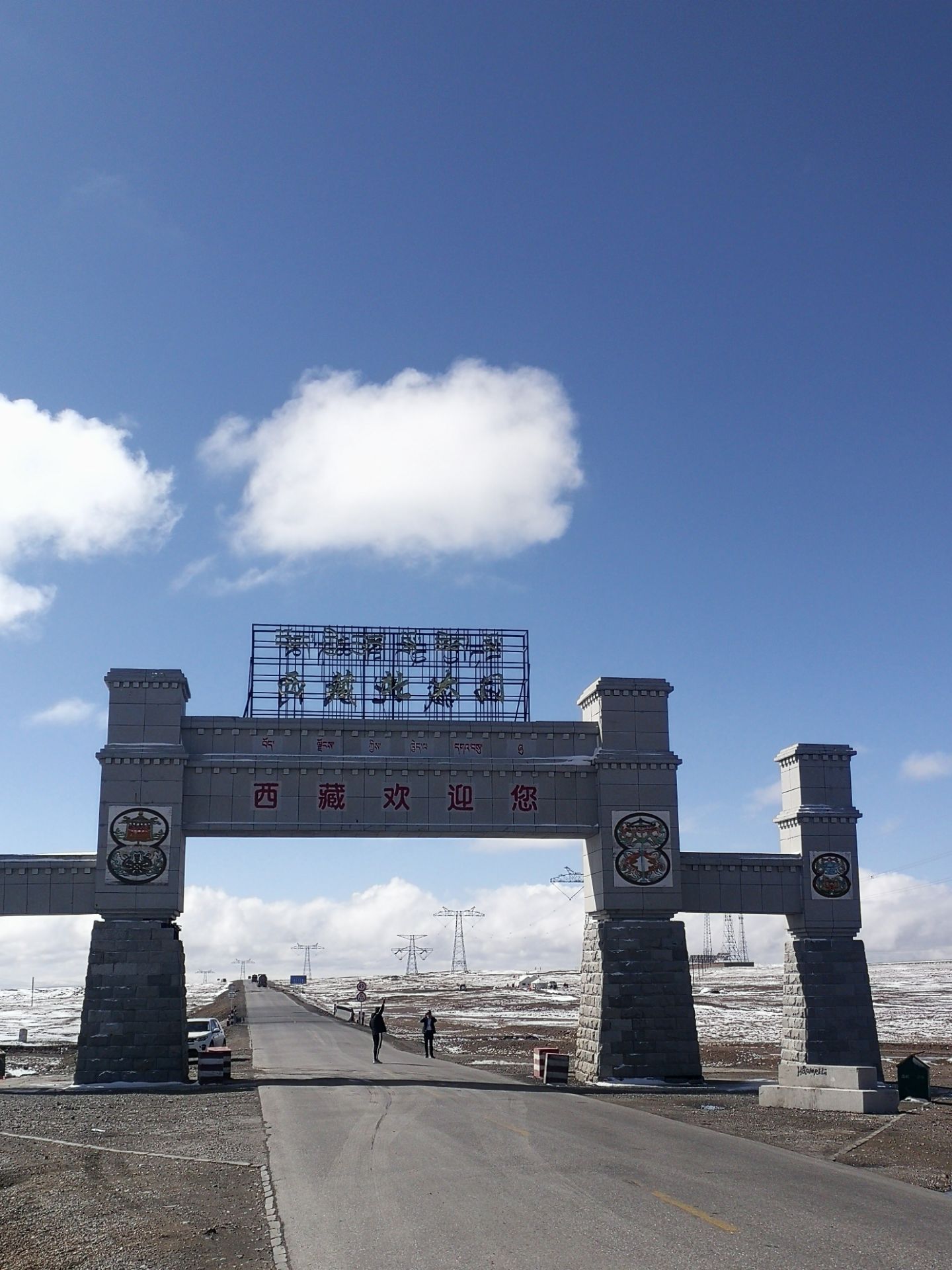 出当雄县不长时间便到了唐古拉山口,这里是青藏线最高的地方,海拔5231