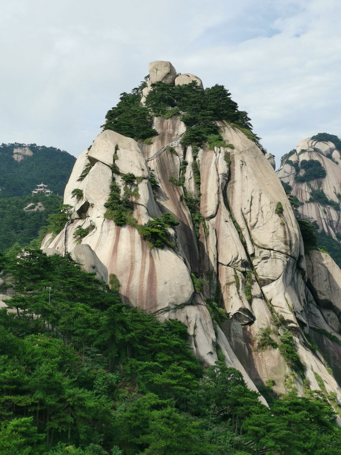 天柱峰本人觉得比黄山还好看,全是奇石怪松.