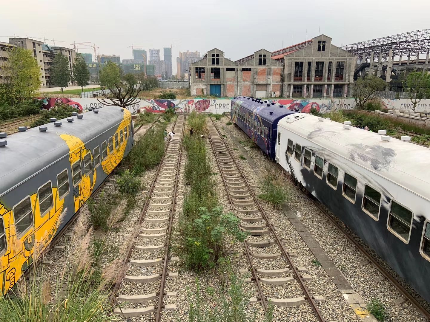 铁7号线二仙桥站出来步行1公里左右就是,废旧厂房加上铁轨和火车构成