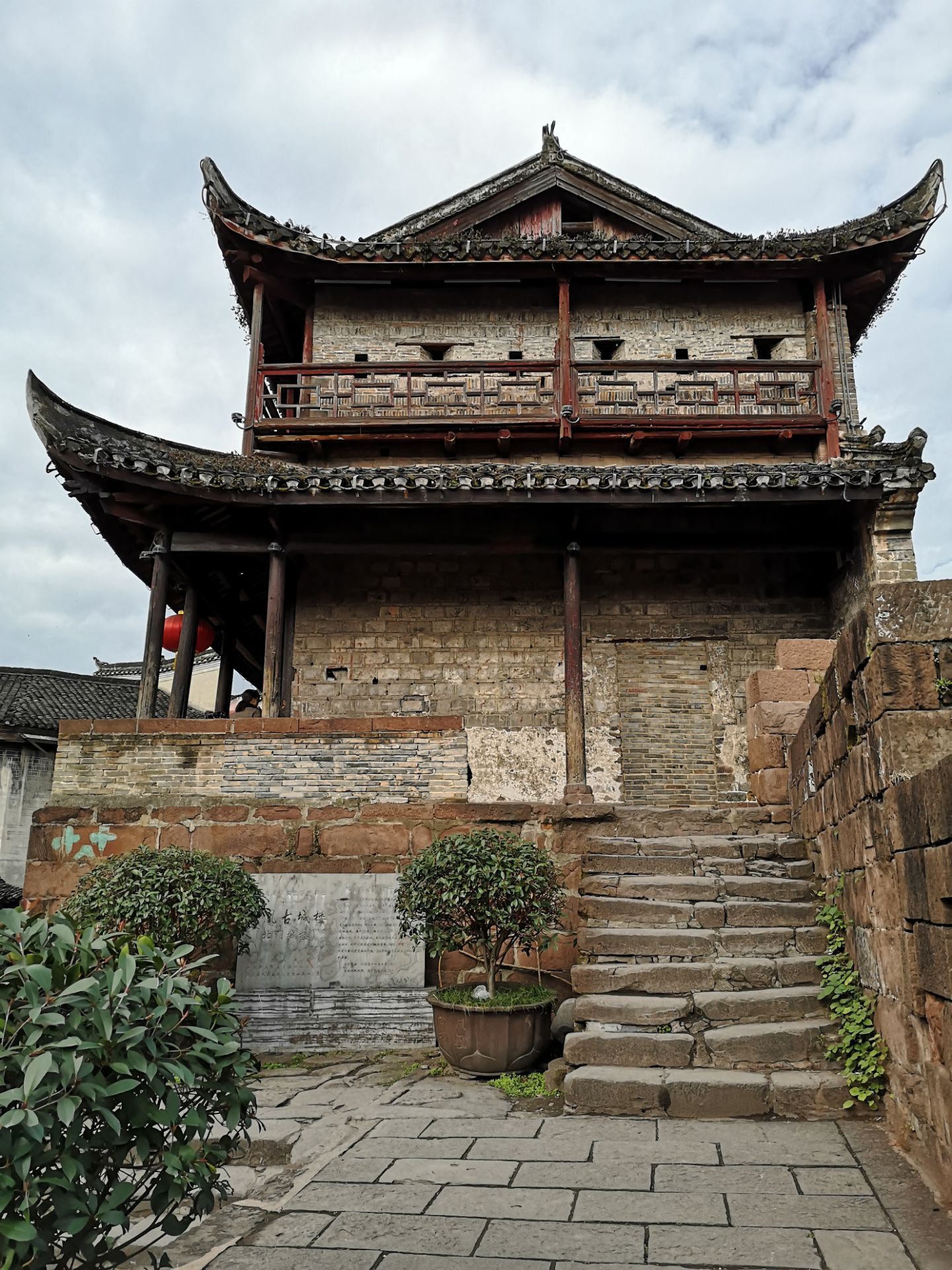 凤凰北门城楼:是凤凰古城北大门,面对沱江临江而建,始建于明朝,原为