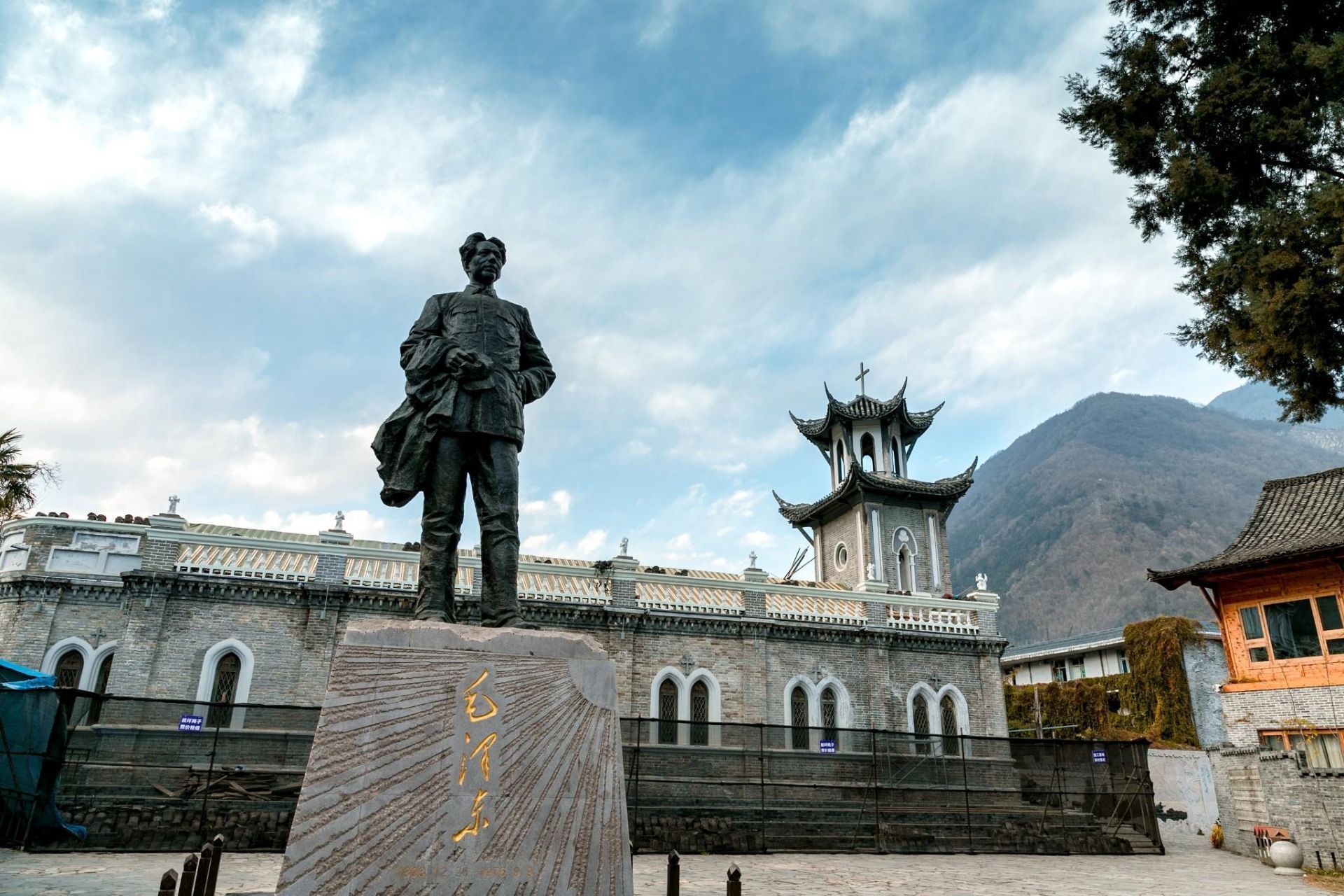 1935年红军长征路过此地,在教堂神甫楼内召开了"磨西会议". 2020