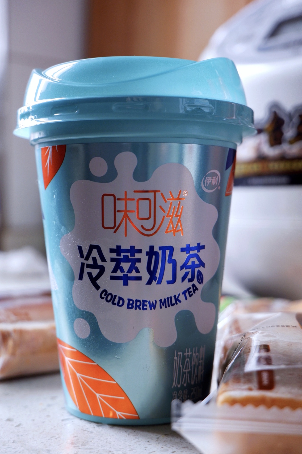 跑到冰柜看到伊利新出了这款冷萃奶茶
外包装看上去好像还不错&