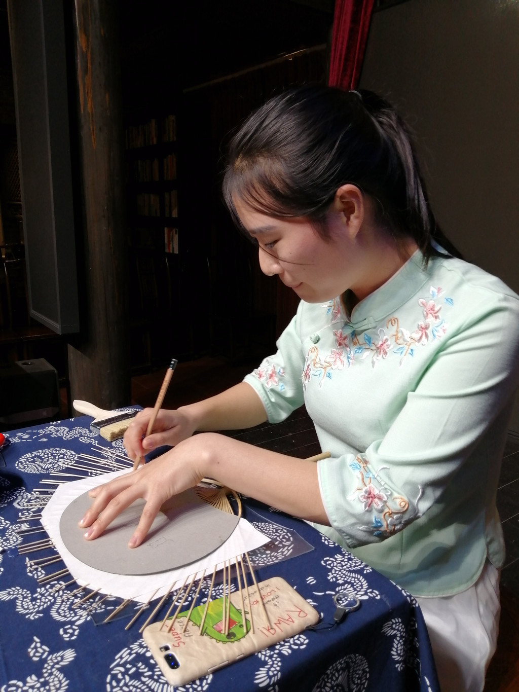 制作非物质文化遗产桂林团扇的最后一步,看好了