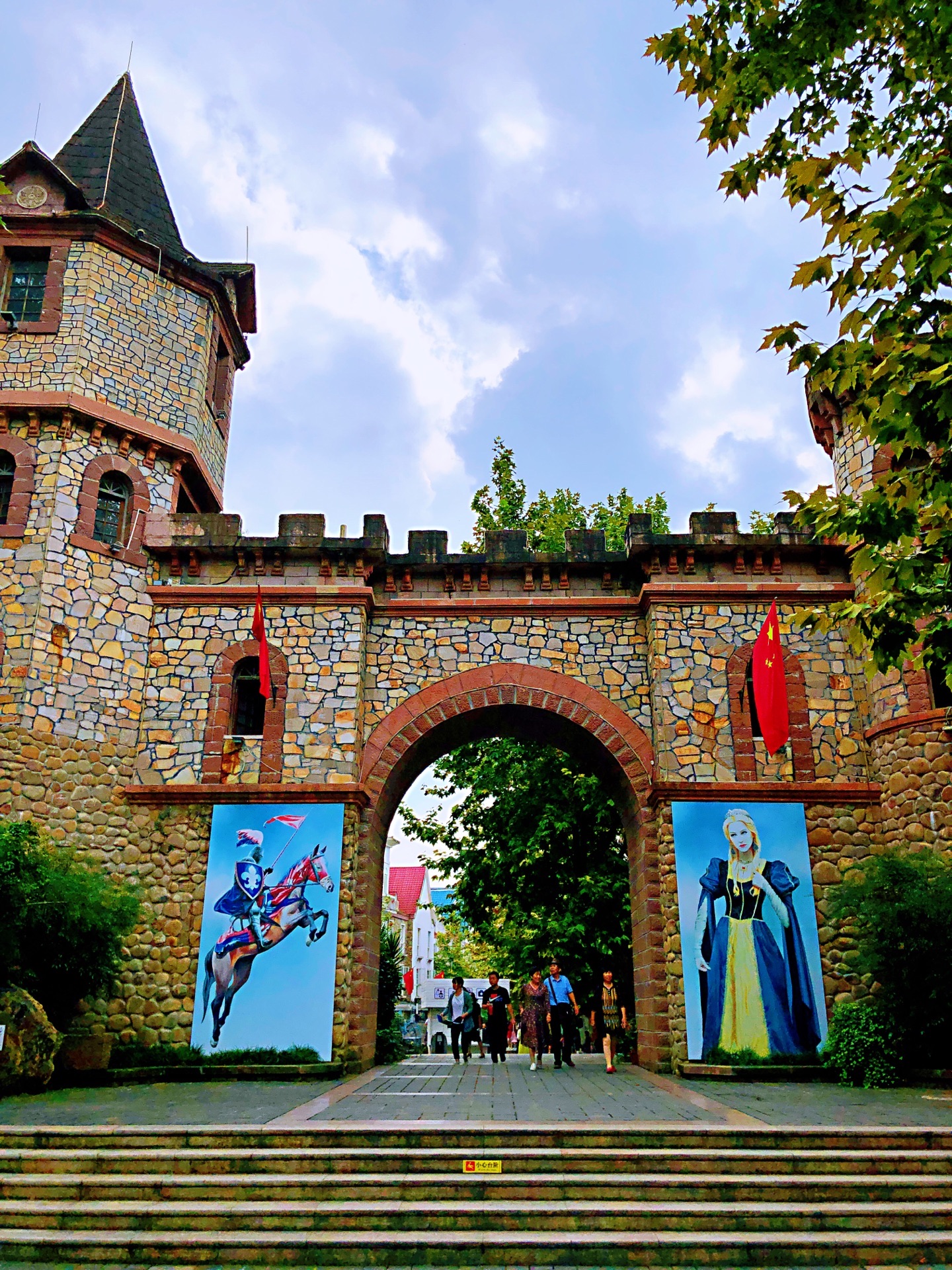 2022白鹿中法风情小镇游玩攻略,今天宅家翻相册看到了美丽的.