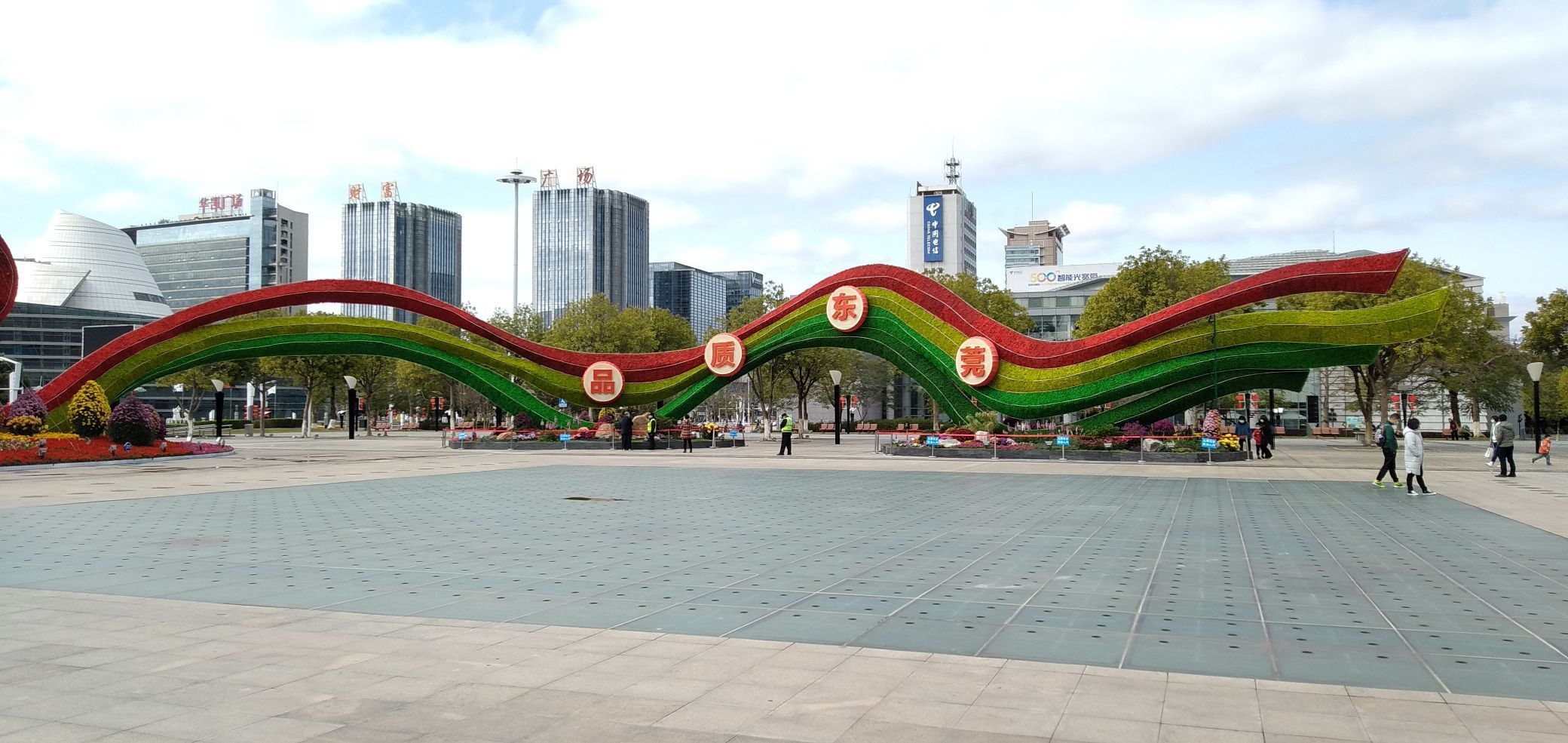 东莞的中心广场位于南城区鸿福路上,是国内最大的几个城市广场之一,分