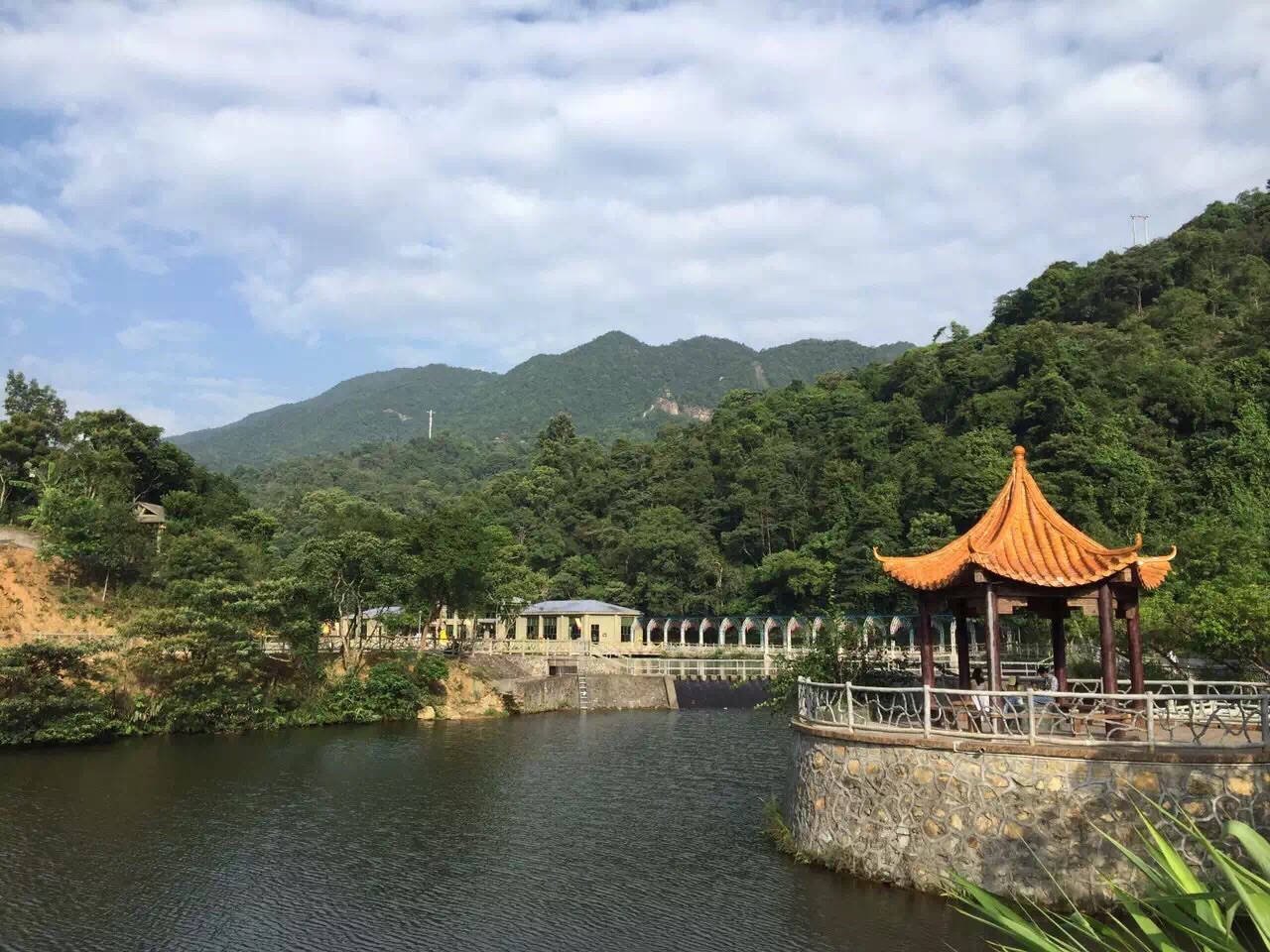 秋枫寨旅游区位于惠州博罗,景色不错,纯天然自然风景,有山有水,好风光