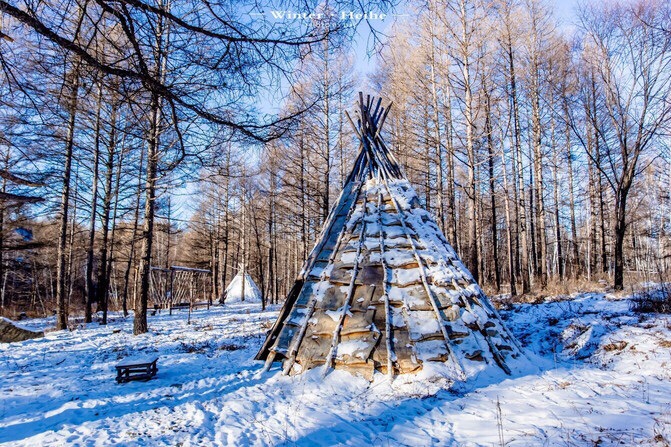 这样的小房子就是鄂伦春族人最早的家了,其呈圆锥形,在当地也被称之为
