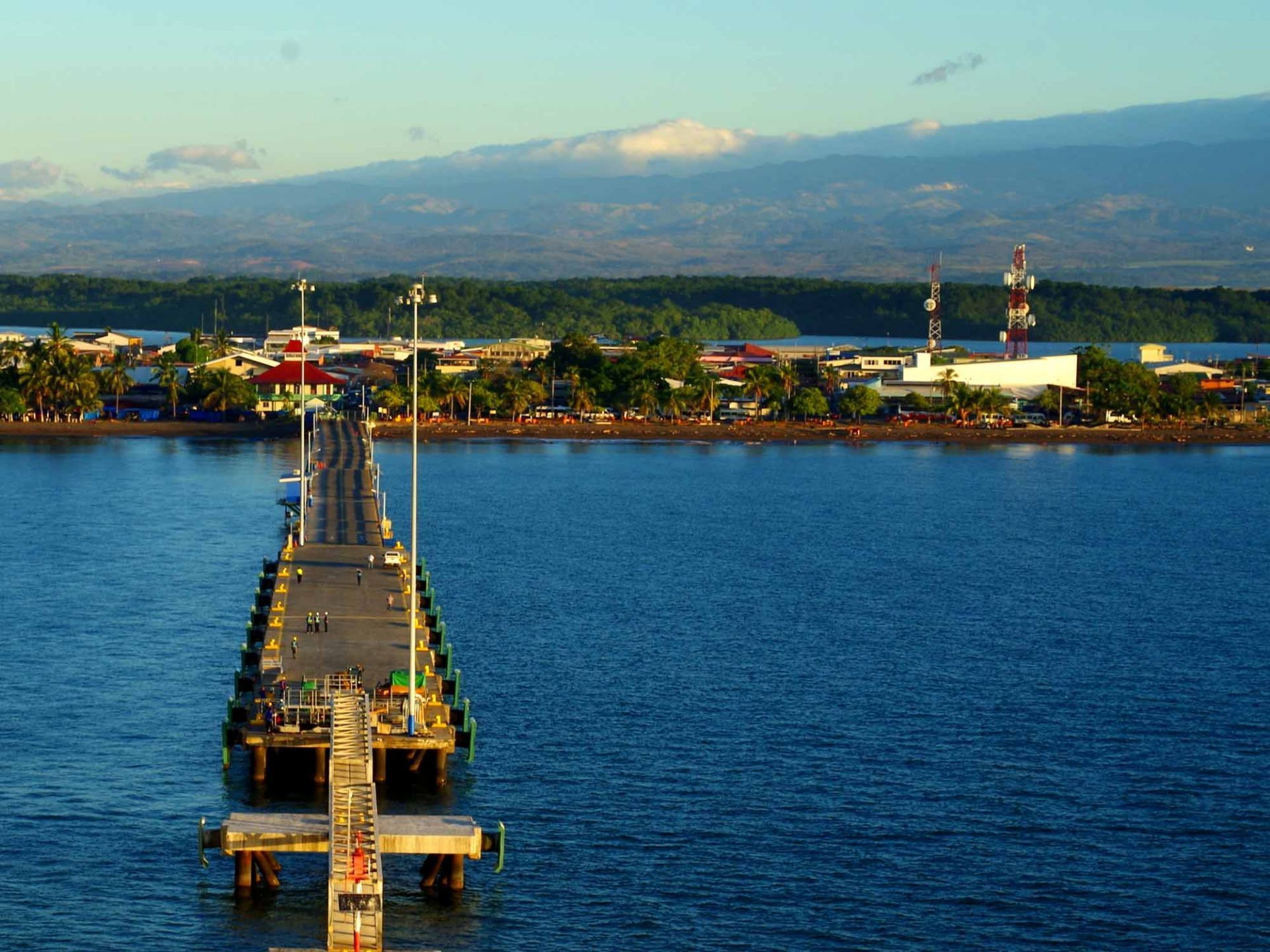 蓬塔雷纳斯名称来自punta和arenas,分别表示海角和金沙.