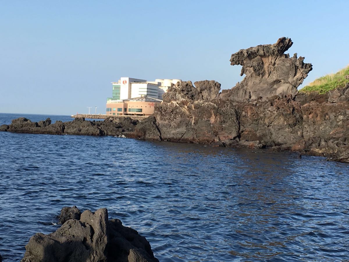 【携程攻略】济州岛龙头岩景点,赶上晴天去了龙头岩,坐17路公交车再有