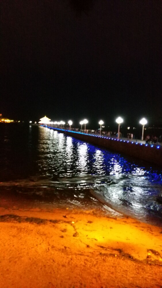 当天晚上到的栈桥,本想着会人少,结果还是人山人海,不过晚上的夜景