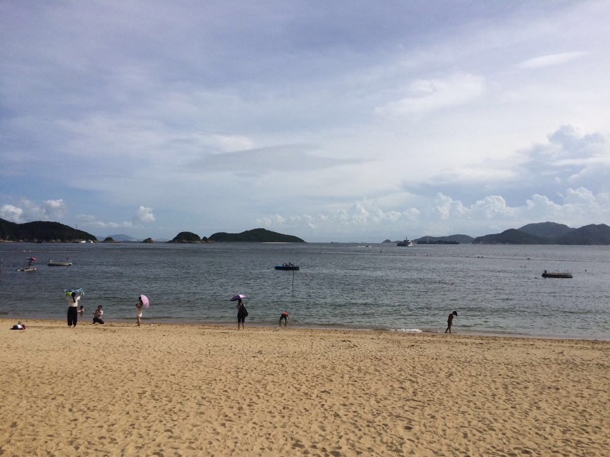 【携程攻略】香港浅水湾景点,单独一个人去到浅水湾，人不是很多，可以很休闲的在那里漫游海滩，海…