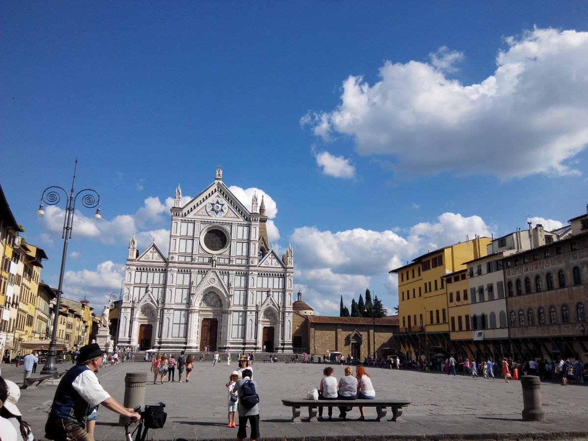 圣十字大教堂坐落在圣十字广场上,教堂其实不大,很古朴,应该有些年头