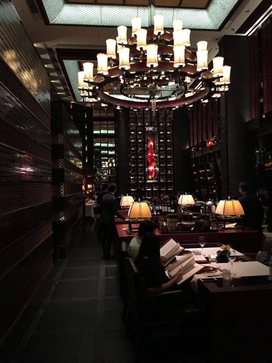 在利兹卡尔顿102楼的粤菜餐厅,环绕着维多利亚夜景,环境不用说,非