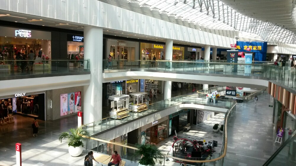 这里主要是购物有很多大品牌还有影城超市真冰溜冰场儿童乐园荟聚有几