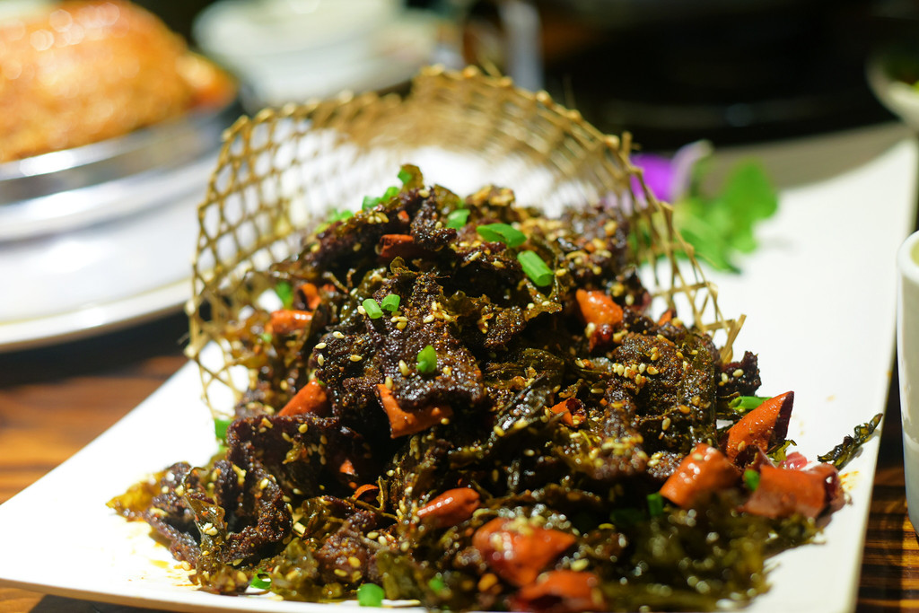 还有这道普洱炒牛肉,名字就很别致,我第一次见茶叶也可以做菜,味道蛮