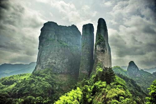 江郎山景區為國家級重點風景名勝區和國家級4a級景區,由三爿石,十八曲