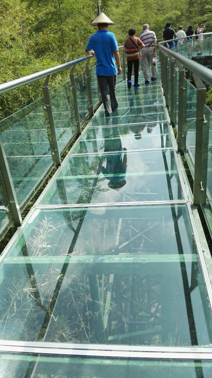 本溪关山湖玻璃栈道图片