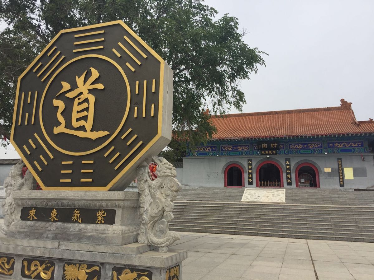 东北地区以供奉各路财神为主的最大道教宫观,面向财湖,背倚青山,环境