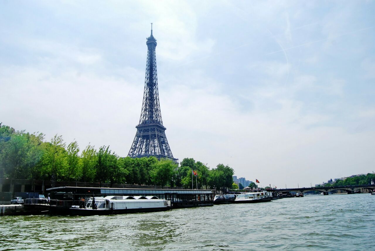【携程攻略】巴黎塞纳河景点,乘地铁来到塞纳河边的新桥，由此起点开始漫步观赏美丽的塞纳河风光。…