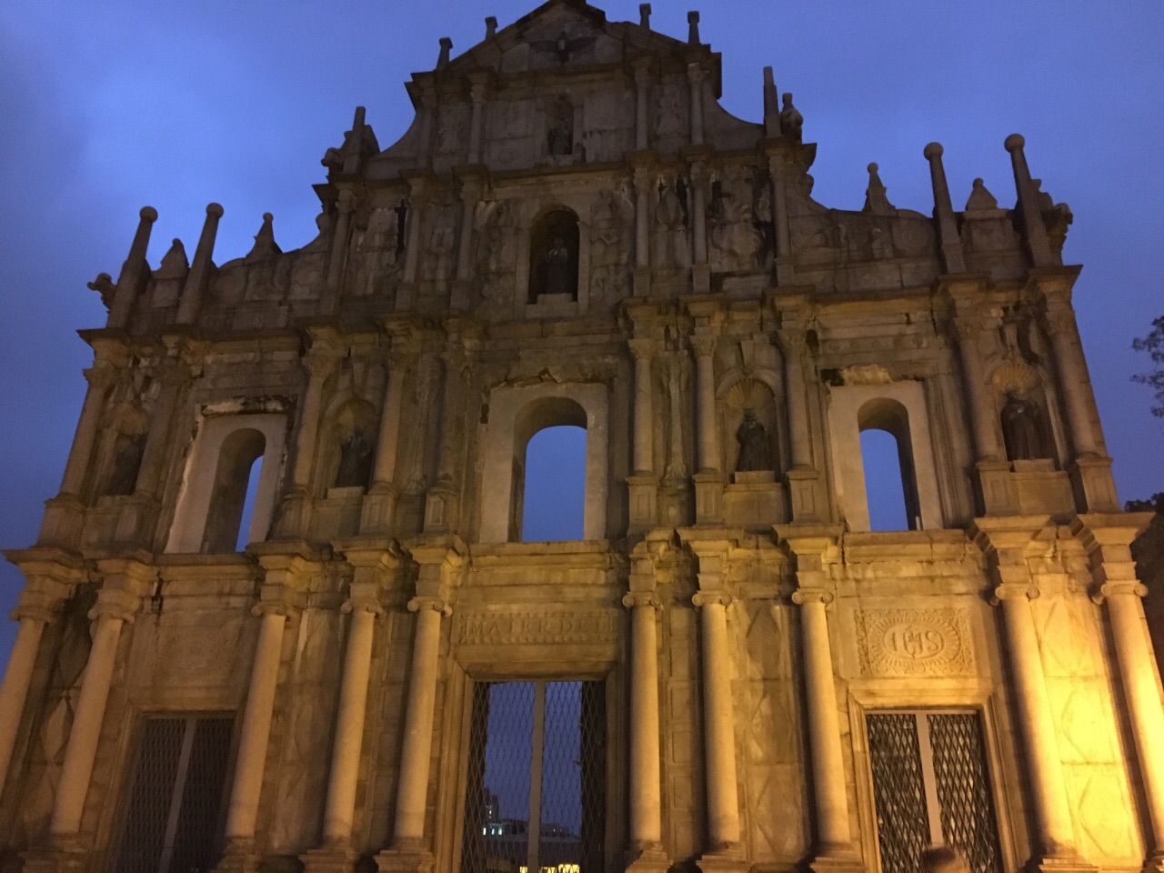 【携程攻略】澳门大三巴牌坊景点,早上6点半,静静的还不错,隔壁是大