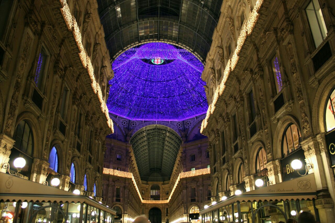 【携程攻略】米兰埃马努埃莱二世长廊景点,长廊是由两条玻璃拱顶的走廊交汇于中部的八角形空间，顶部是一个玻璃…