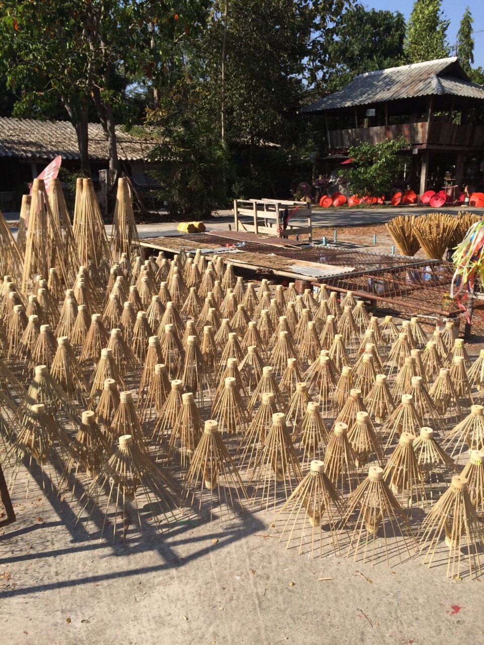 【携程攻略】清迈博桑手工制伞村景点,博桑伞村 清晰地展示伞的制作