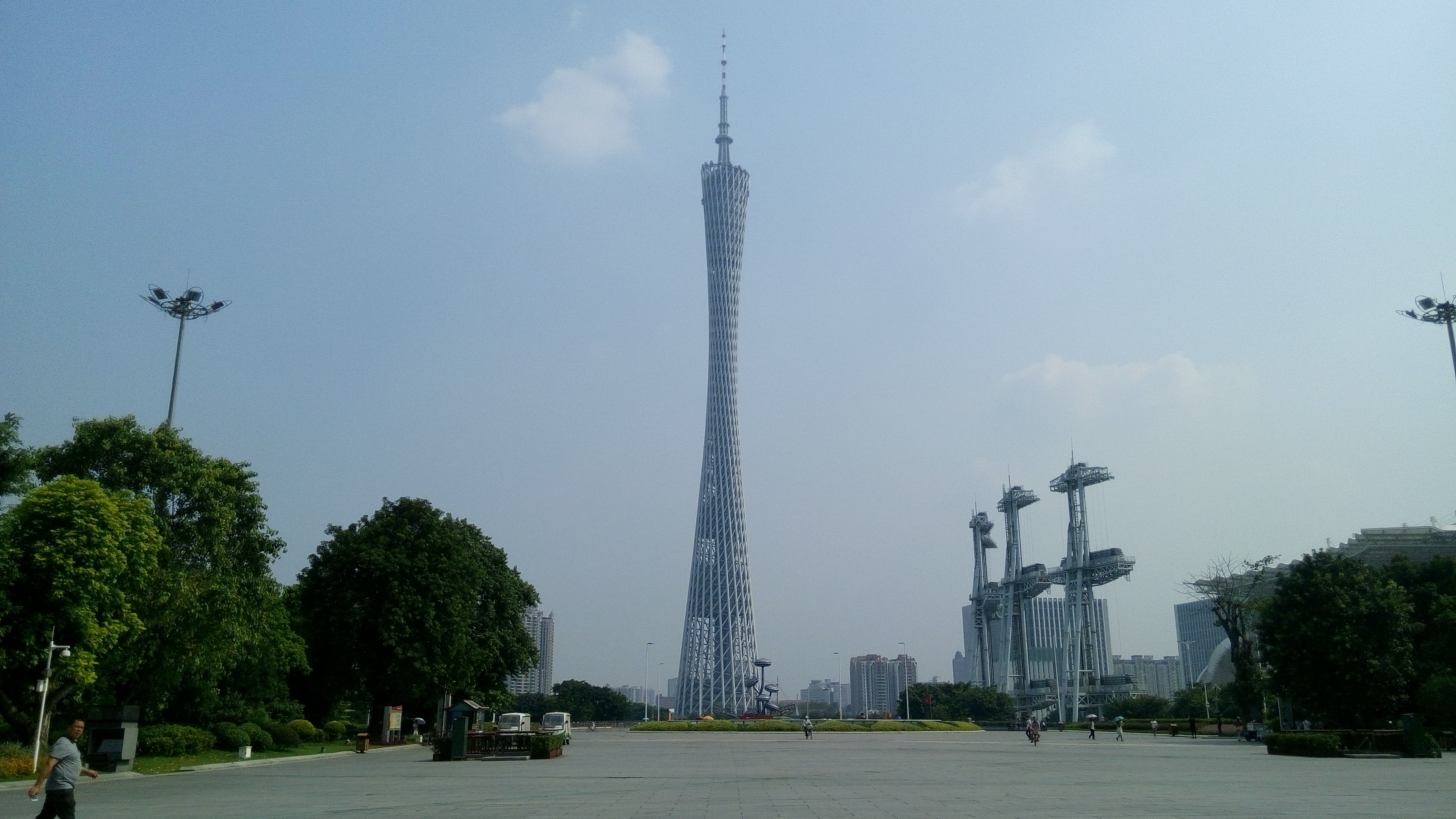 【携程攻略】广州广州塔景点,广州标志性的建筑，在珠江边。为了坐有轨列车近距离的接触了一下，没…