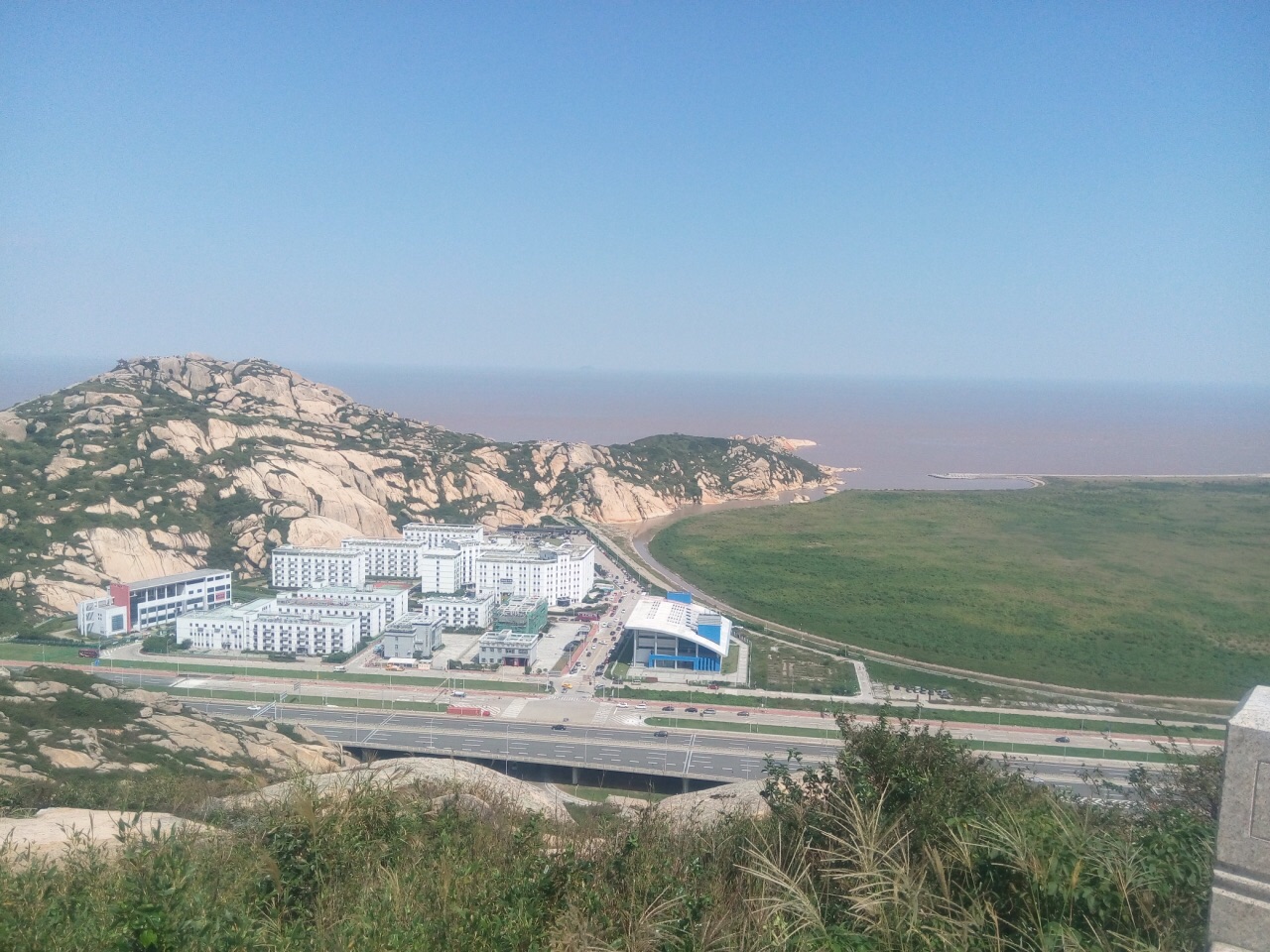 【携程攻略】上海洋山深水港景点,风和日丽的早晨,爬到山顶,俯瞰整个