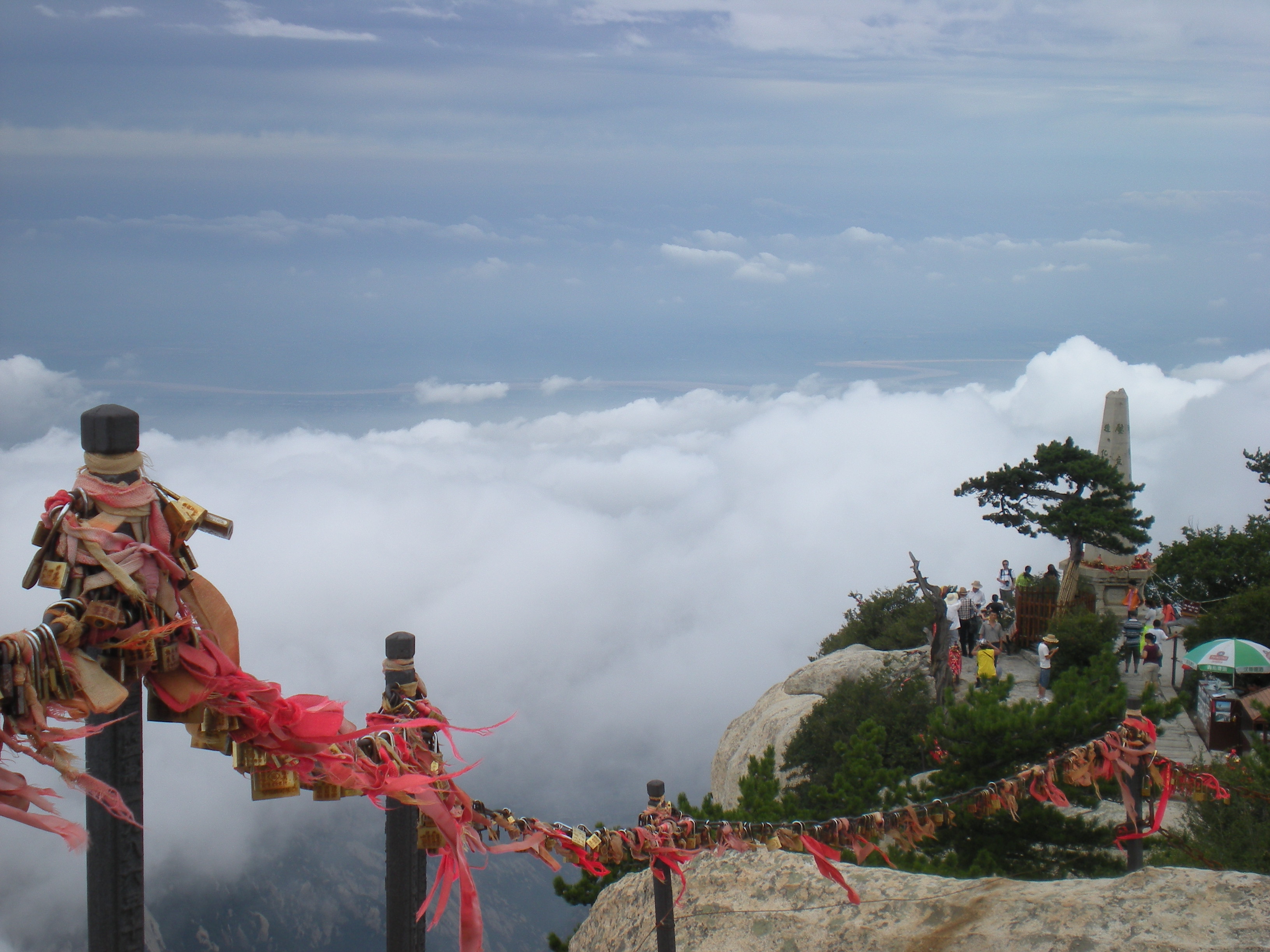 西峰是華山最秀麗險峻的山峰,也是《寶蓮燈》中沉香劈山救出三聖母的