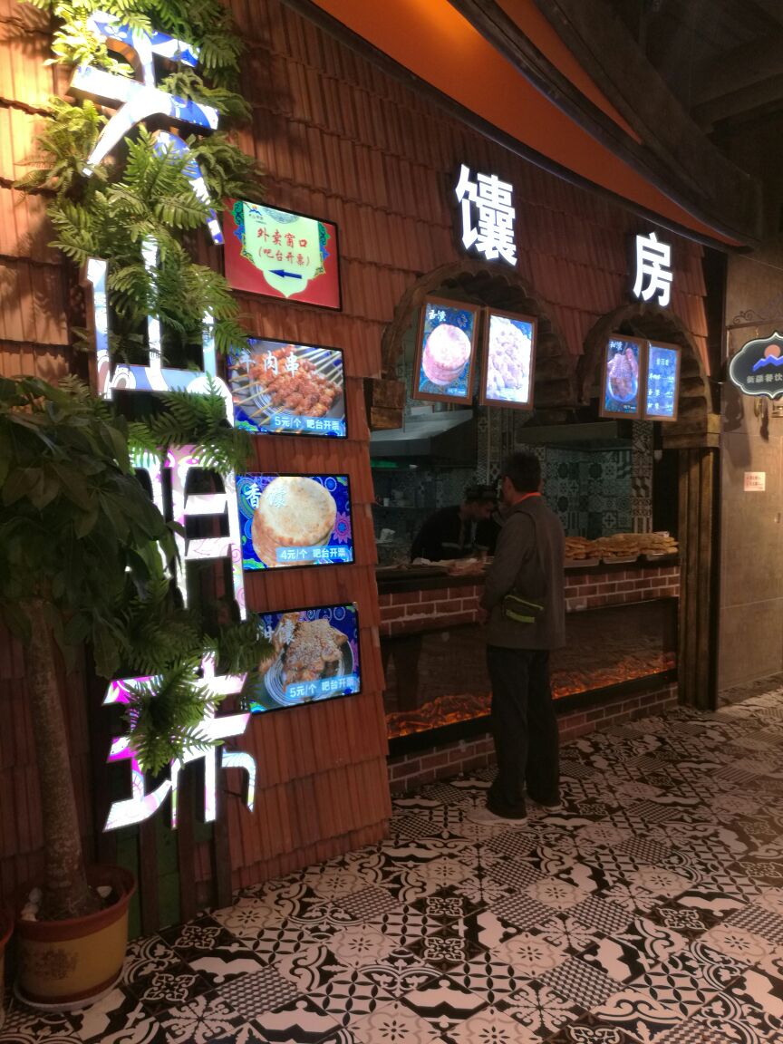 食集中区,汇集天南地北的美食美味,我在城南往事,成都宽窄巷等餐店