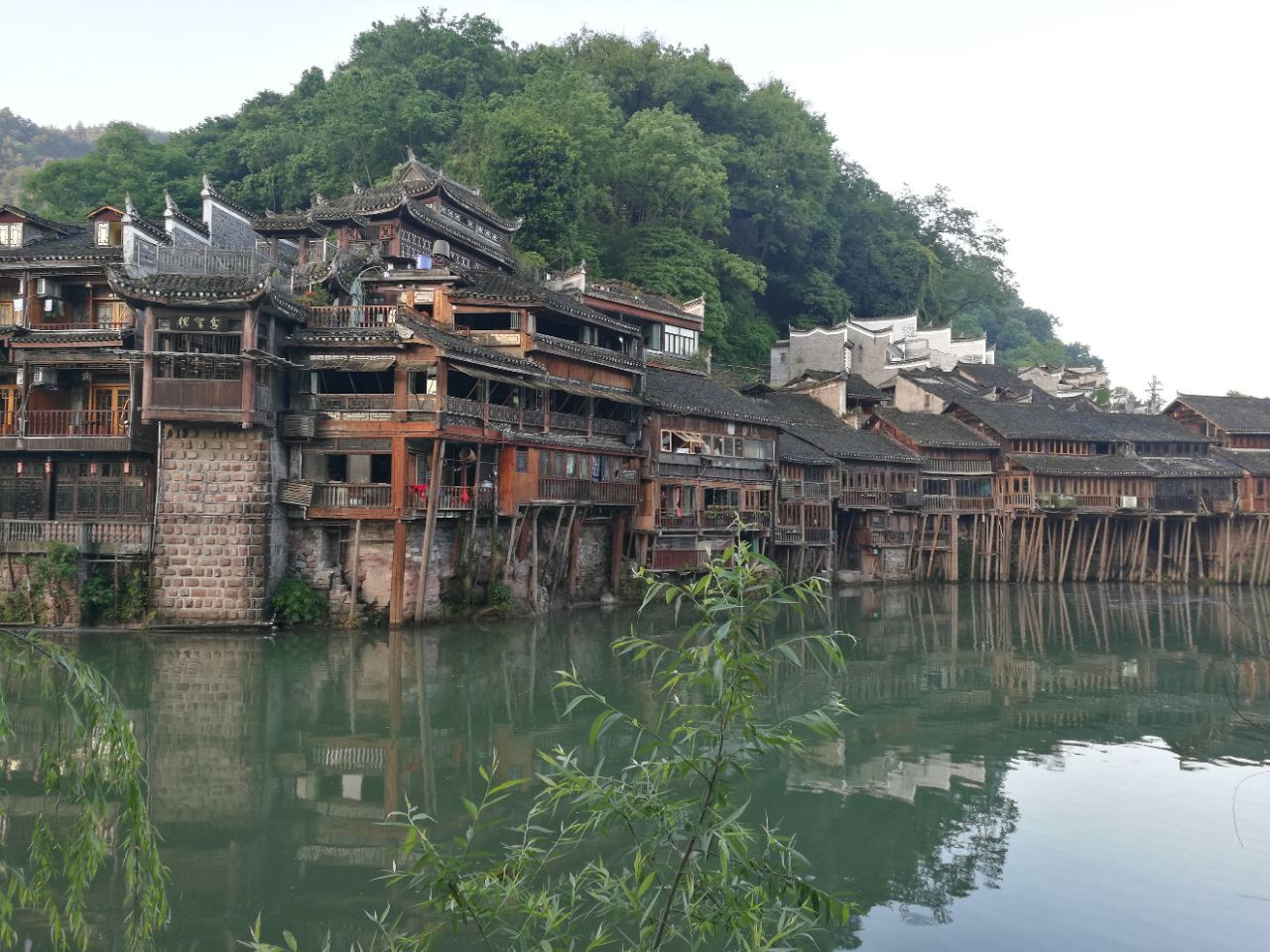 吊脚楼是中国哪个民族的民居建筑形式？_凤凰网