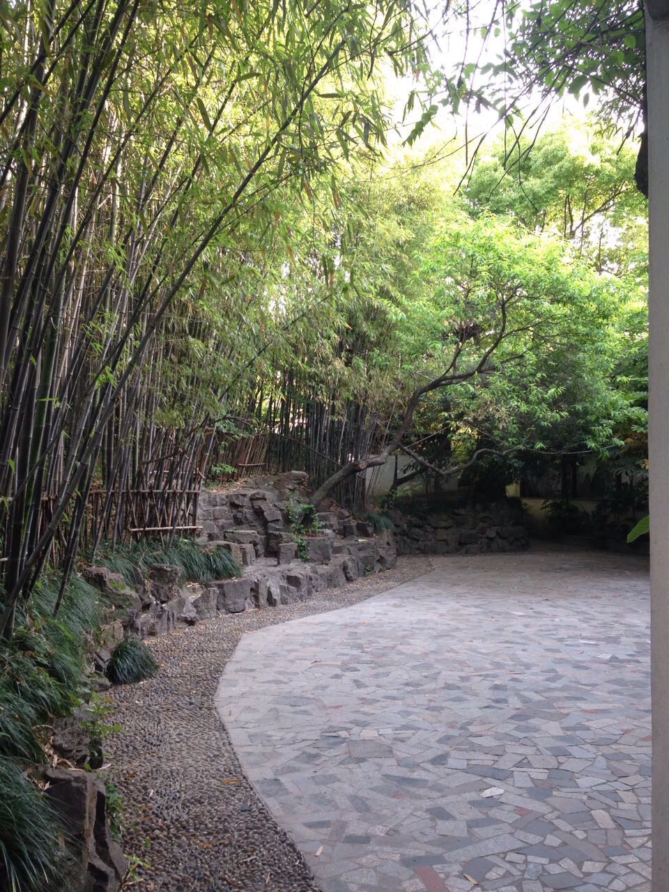 范公苑在如皋市海阳路大润发北面,当初是为了纪念范仲淹而修建的,进门