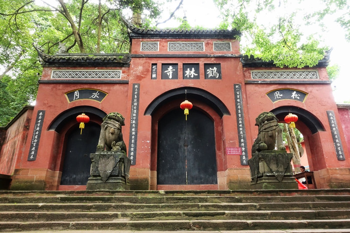 鹤林寺门口有香烛售卖,诚心要拜拜的可以在门口买一点.