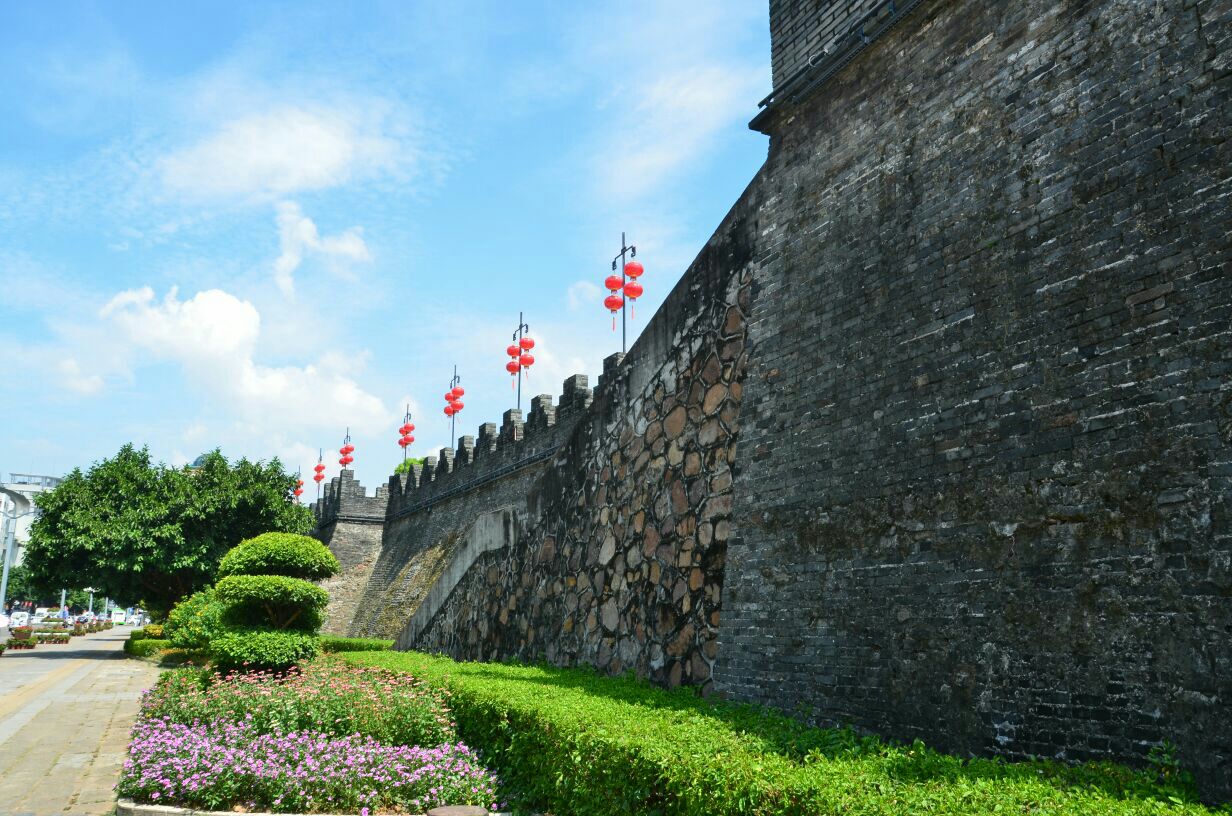 【攜程攻略】肇慶肇慶古城牆(宋城一路)景點,帶著相機,選了個太陽猛烈