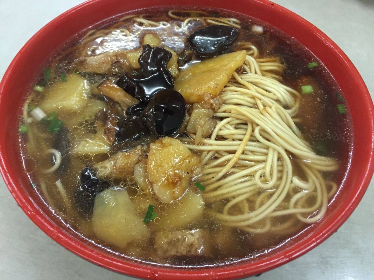 面条口感适中随便吃吃不错素交面8元外加了焖肉浇头6元素交炒的很甜