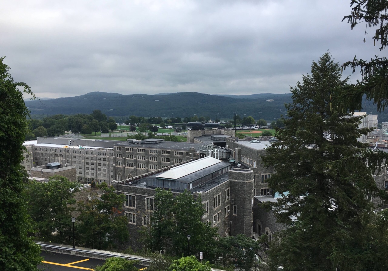 建在哈德逊河上的学校风景真是像画一样实在难以想象西点军校的艰苦和