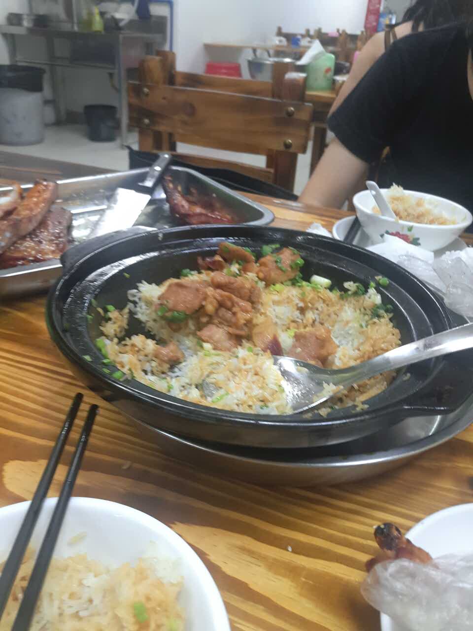 2021大岗仙庙烧鸡(新市总店)美食餐厅,很好吃哦 两个人吃煲仔饭烧排.