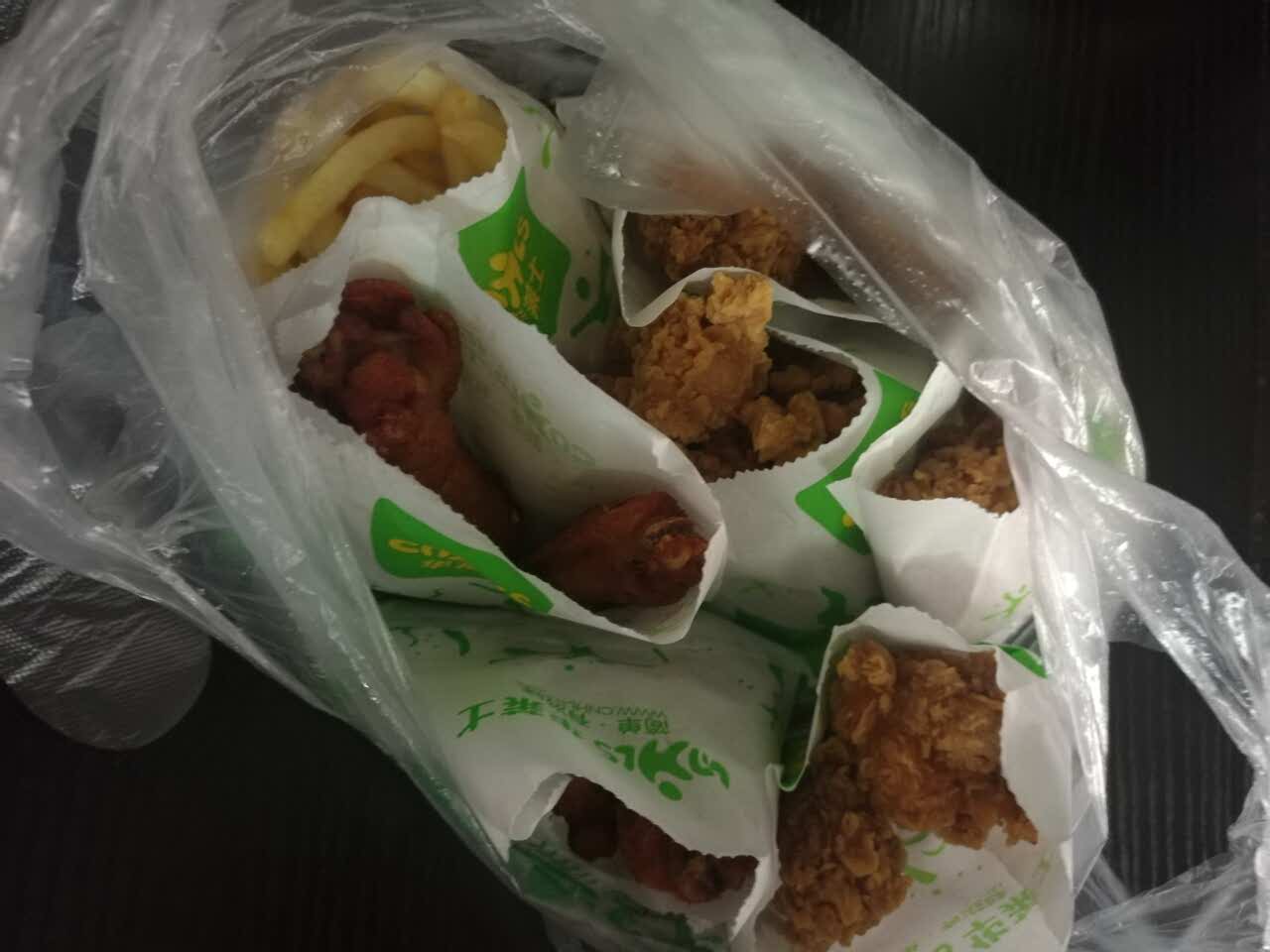 2022华莱士炸鸡汉堡(县正东路店)美食餐厅,打包的套餐,全都是鸡腿鸡翅