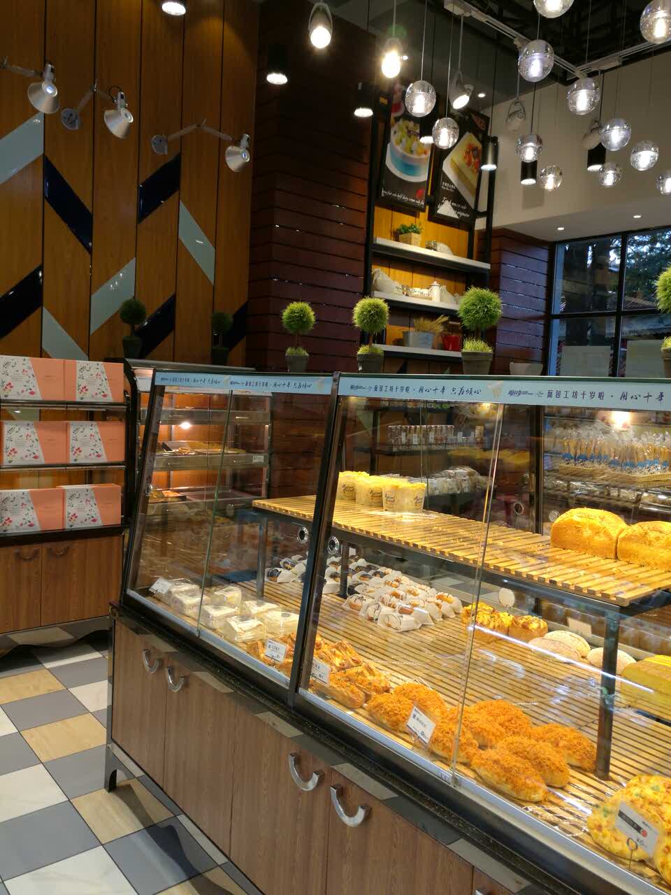 2021面包工坊(翠湖店)美食餐厅,店面整洁不错,服务态度好