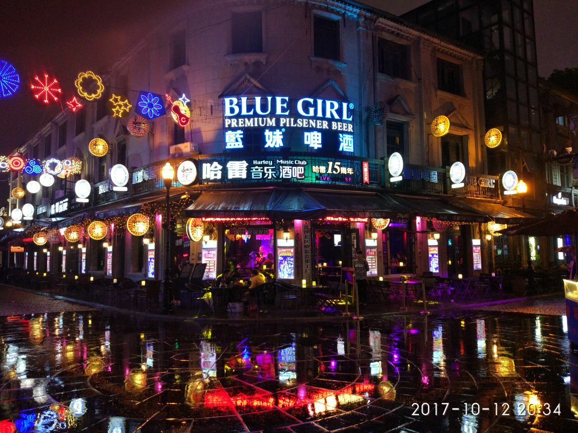 老外滩是免费的,夜景还可以,但是商业化太重了,满街都是酒吧