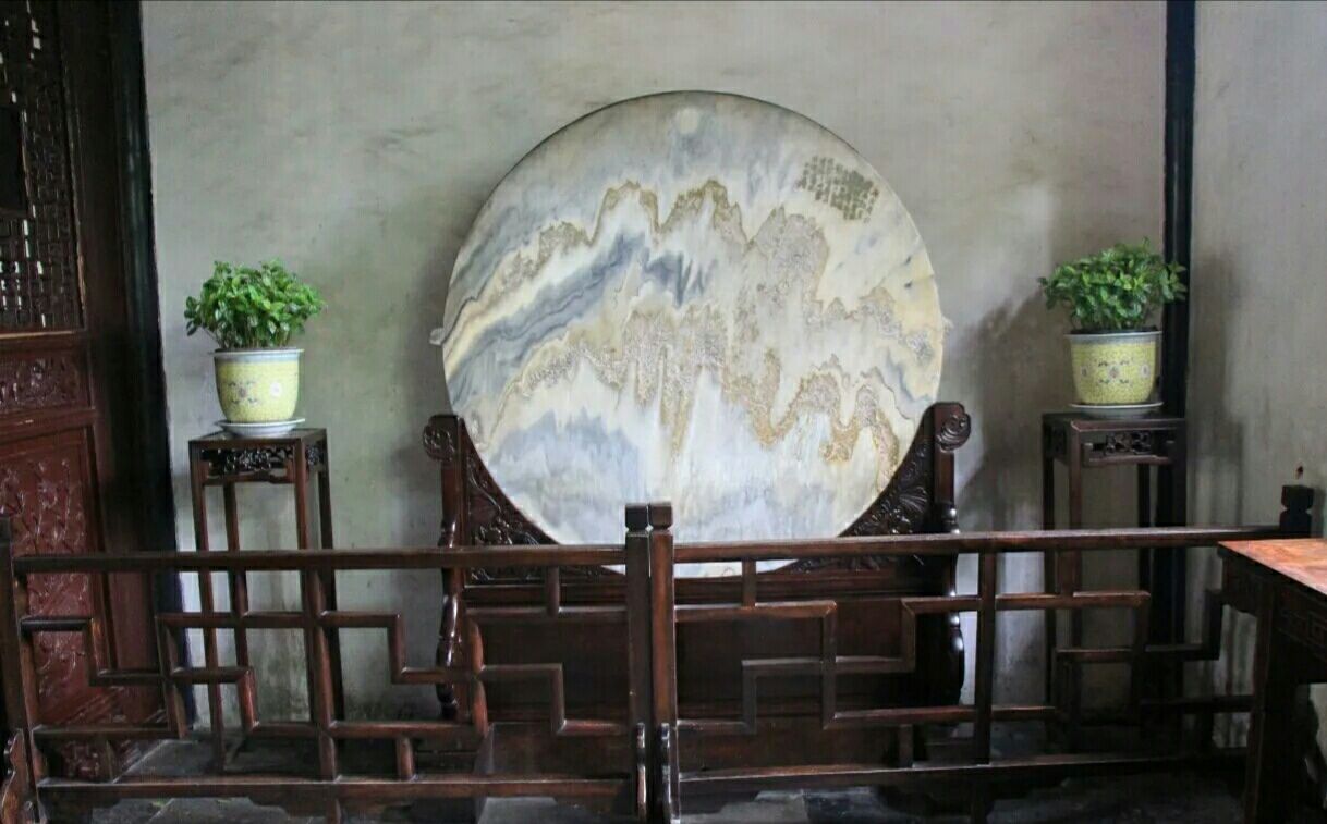 留园建筑精妙景色优美尤其是留园三宝冠云峰大理石座屏古代鱼化石让人