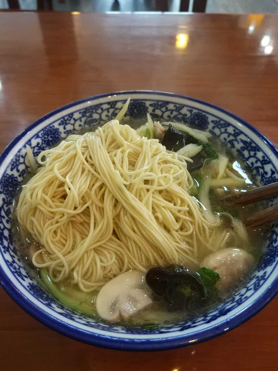 銀絲面,味道正好,份量也正好,比常州銀絲麵館的面好吃