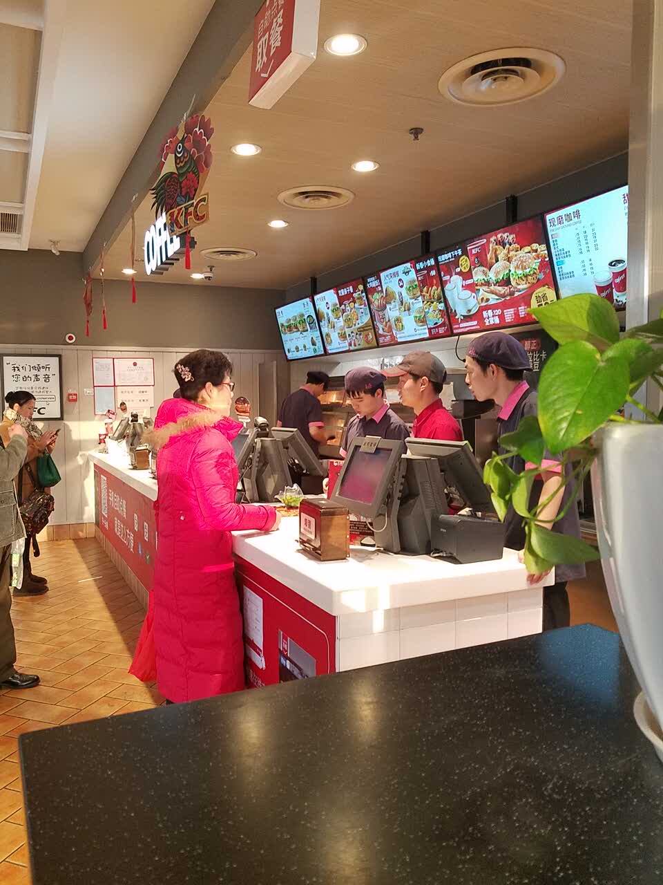 【携程美食林】上海肯德基(罗店)餐馆,在大润发的一楼,有整面的大