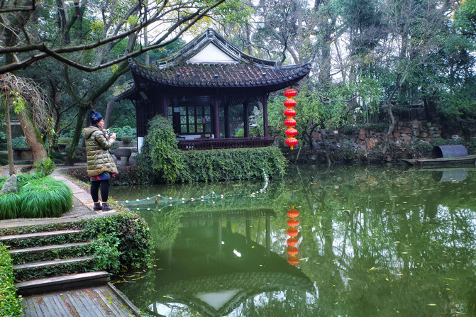 因水活，各得其宜。进园为一座四面轩敞的花厅"树百堂"。厅前一湾流水。