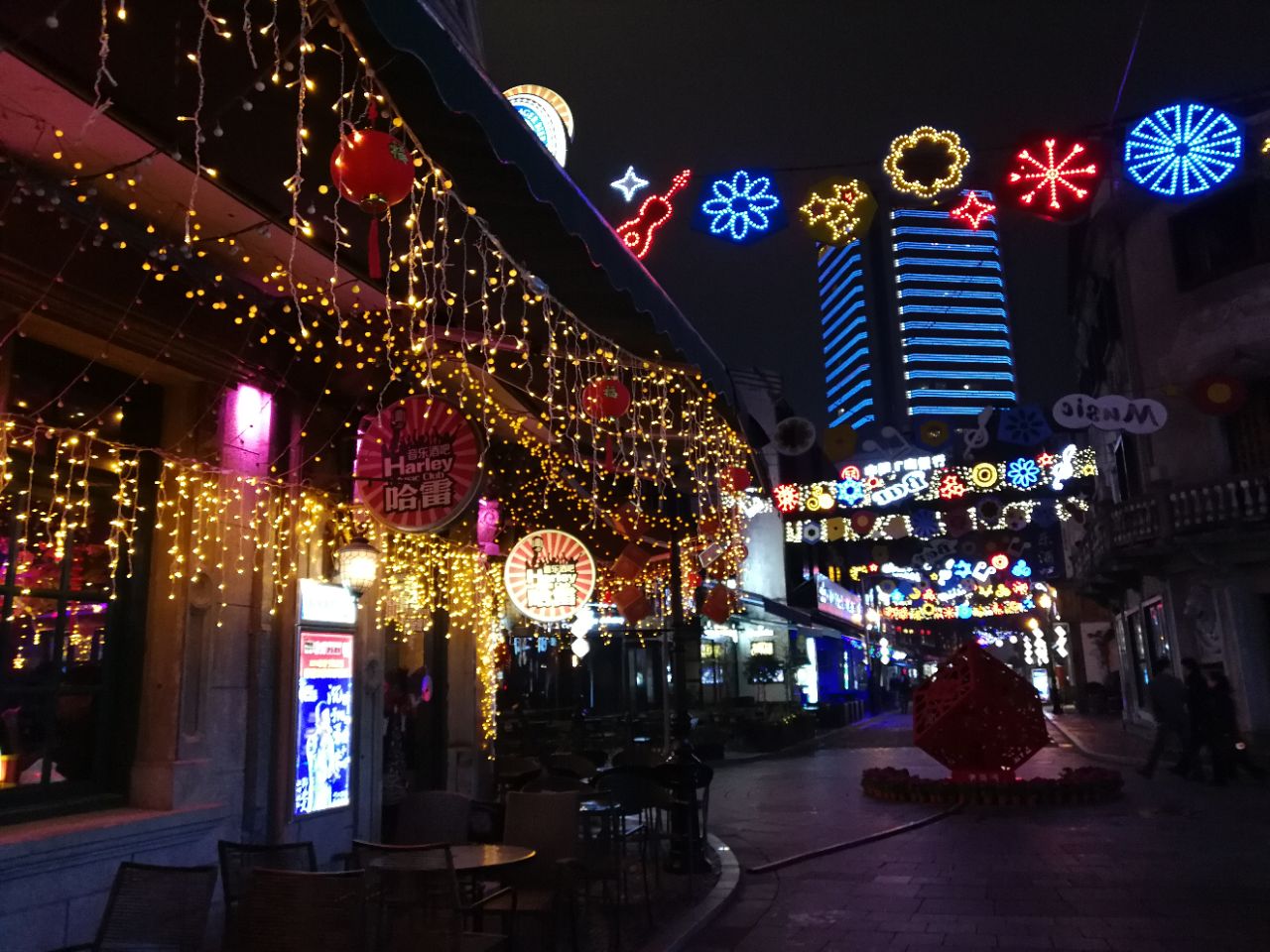 老外滩就是酒吧街.
