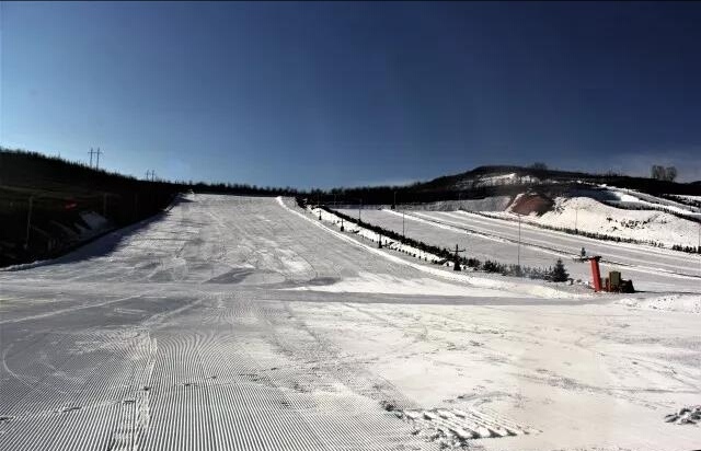 娅豪六盘山滑雪场图片