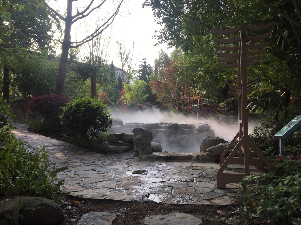 【携程攻略】南京颐尚温泉景点,南京汤山的一个著名温泉，秋冬季节人气较旺。室内室外的泡池都有，室…