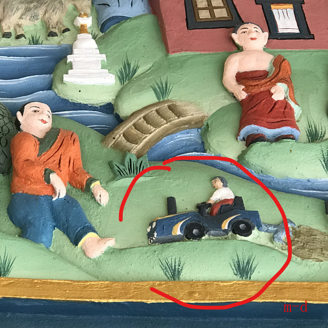 殿堂口的灰泥雕板《六道轮回图》,外圈依次为天人界,人界,饿鬼界,地狱